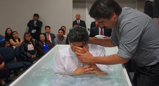 Rafael Soto, pastor of four district churches, baptizes Héctor Albino Hernandez Dubon, who attended a home church sponsored by the Richmond Evangelistic Center.