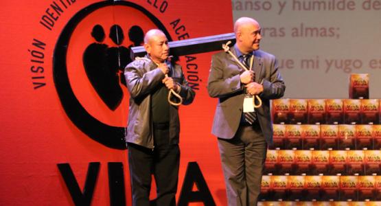 Armando Gomez, a member of the New Jersey Conference’s Bridgeton Spanish church, and Carlos Torres, the conference’s Personal Ministries director, illustrate one of Alejandro Bullón’s spiritual points during the Viva GPS Caravan stop at the Landis Theater in Vineland, N.J. 