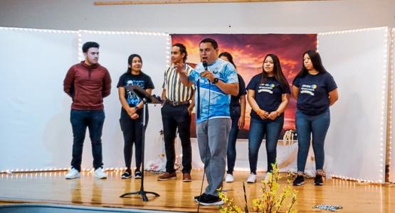 Wilson Baca (speaking), pastor of the Columbus First Hispanic district, introduces the youth members who produced a video titled, Influencers in my Community. Ohio Conference, Hispanic Ministries, Día de la Joventud Adventista de Ohio