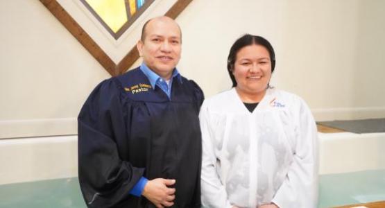 Julian Tinoco, pasteur de l’église espagnole Edison de la Fédération de New Jersey baptise Luz Pino pendant la Caravane de l’espoir. Photo de Jorge Pillco