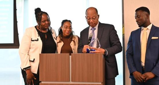 Gina Brown (segunda por la derecha), miembro del Comité Ejecutivo de la Columbia Union Conference, recibe un premio por sus muchos años como miembro del Comité Ejecutivo, que le entregan los administradores de la Columbia Union. Gina Brown (segunda por la derecha), miembro del Comité Ejecutivo de la Columbia Union Conference, recibe un premio por sus muchos años como miembro del Comité Ejecutivo, que le entregan los administradores de la Columbia Union.