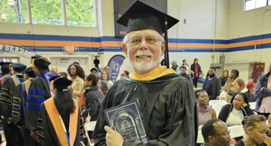 Ken Flemmer, executive director of Adventist Community Services of Greater Washington, displays Gateway to Service Award. Ken Flemmer, executive director of Adventist Community Services of Greater Washington, displays Gateway to Service Award.