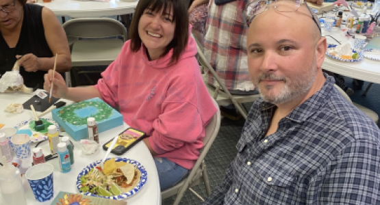 Visitors Krista Chrispell and Keith Johnson attend the art class for the first time. Photo by Ethan Garcia.