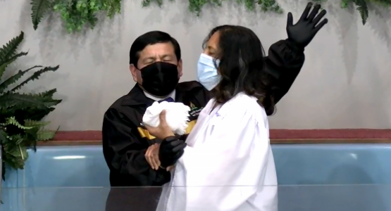 Ever Gonzales bautiza Nancy Viera. 