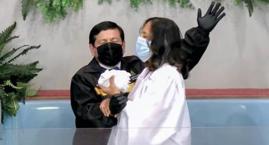 Ever Gonzalez baptizes Nancy Viera