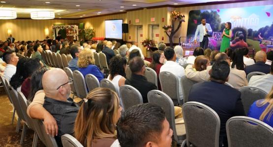 Attendees listen to speakers Esther and Orlando Cruz at the 2025 Couples’ Retreat. Couples Declare Marriage Is ‘Better With You’ , New Jersey Conference, Abdiel del Toro, Esther Cruz, Orlando Cruz, Chesapeake Conference Hispanic Ministries,