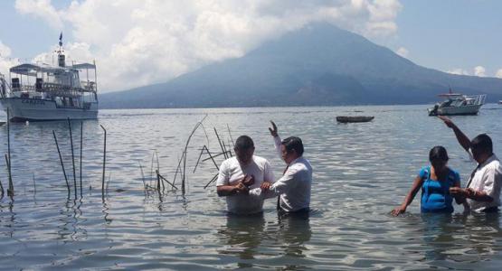 Two people being baptized during a mass baptism of 1,000 in Guatemala's Lake Atitlan on March 29, 2015 (Gustavo Mendez/IAD)