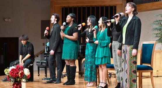 Praise team members Alonso Sanchez (’25), Cody Thomas (’24), Katherin Hernandez (’23), Kika Auguste (’24), Rachel Charles (’23) and Noynn Dahlberg (’25) lead out during Week of Prayer.