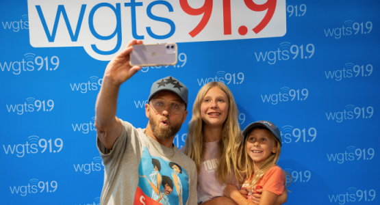 TobyMac takes a selfie with two young WGTS listeners.