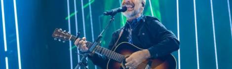 Mac Powell leads the crowd in worship