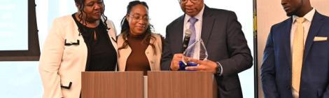Gina Brown (segunda por la derecha), miembro del Comité Ejecutivo de la Columbia Union Conference, recibe un premio por sus muchos años como miembro del Comité Ejecutivo, que le entregan los administradores de la Columbia Union.