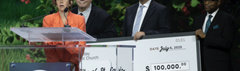 The Seventh-day Adventist Church presents the Cara Spencer, mayor of St. Louis, a check for $100,000. Photo by Seth Shaffer/AME (CC BY 4.0)