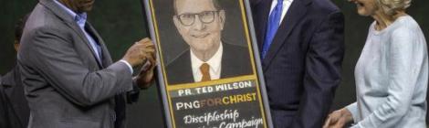 Prime Minister of Papua New Guinea gifts Ted Wilson a painting as a thank you for the evangelistic series held in his country. The 62nd General Conference Session of the Seventh-day Adventist Church, America’s Center Convention Complex, St. Louis, Missouri, Seth Shaffer/ AME (CC BY 4.0)