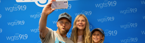TobyMac takes a selfie with two young WGTS listeners.