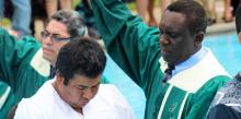 Peter M. Simpson, coordinador de los ministerios hispanos en la Asociación de Ohio, bautizando a Salvador Hernández, un nuevo miembro de la iglesia hispana de Hamilton