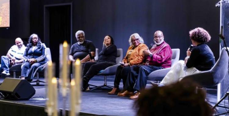 Shelley Hunt (right), the Women’s Ministries leader at the Grace Community church, facilitates a con- versation between couples on the topic of working through difficult moments.