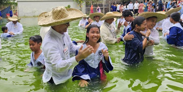 A team of pastors from the Pennsylvania Conference and the Philippines baptize more than 1,350 people as a result of the evangelistic series.