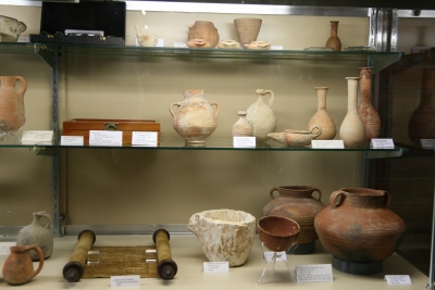 The Williamsport (Md.) church displays some 500 artifacts dating from 3,000 B.C. to A.D. 1,000 in the church foyer during a recent archaeologically themed evangelistic series.
